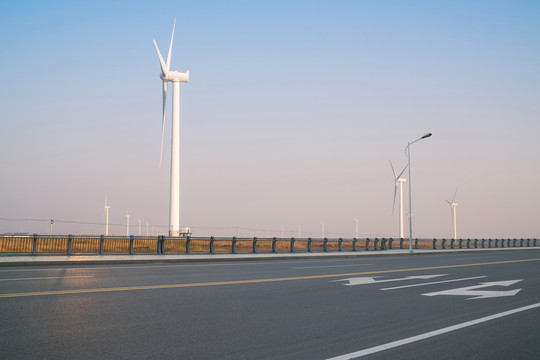 高速公路边风力和太阳能发电机