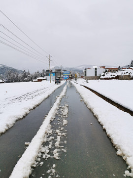 雪天道路湿滑路面