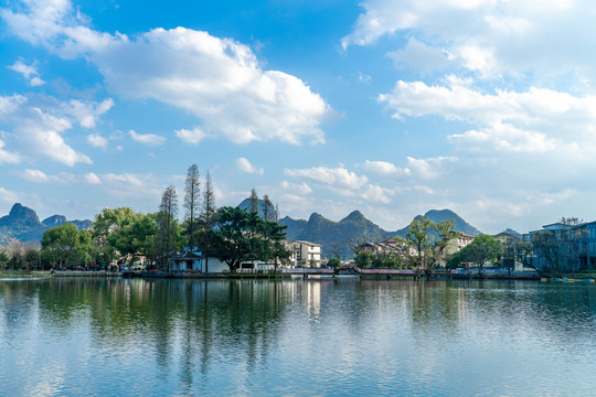 中国桂林的高山和湖