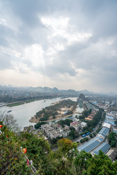 一座在森林中的城市