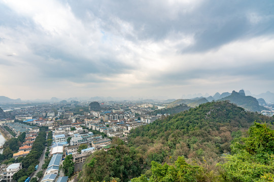 一座在森林中的城市