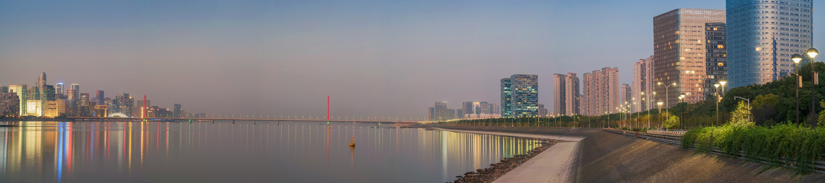 浙江杭州城市建筑和钱塘江风光