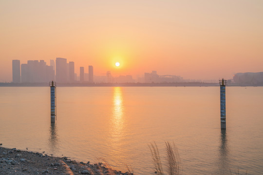 浙江杭州城市建筑和钱塘江风光