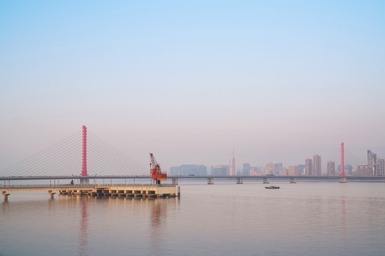 浙江杭州城市建筑和钱塘江风光