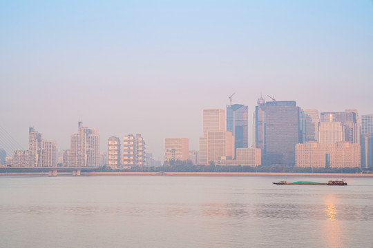 浙江杭州城市建筑和钱塘江风光