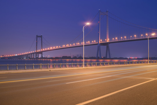 江苏泰州长江大桥和道路交通