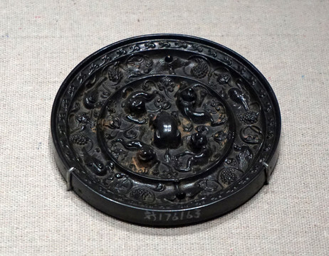 海兽葡萄纹铜镜