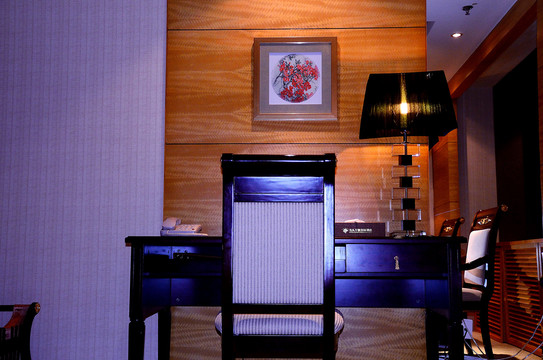 高星级酒店标准间桌椅设施