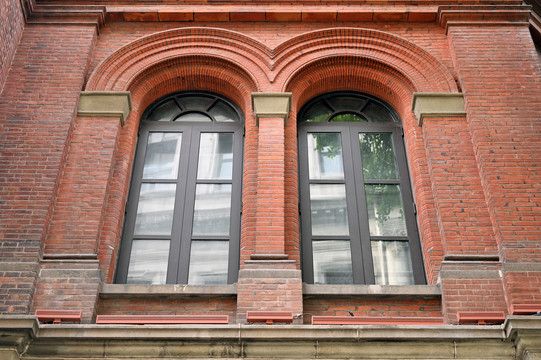 欧式古建筑拱形玻璃窗特写