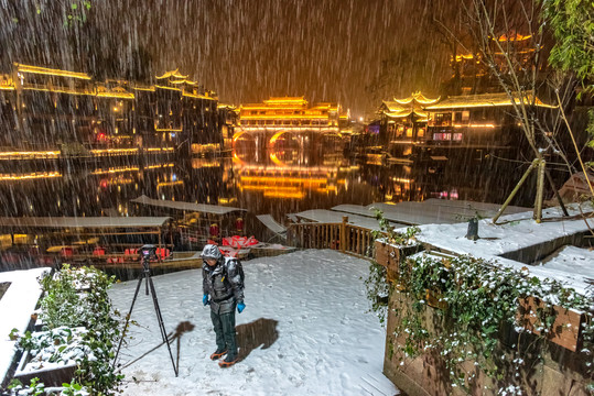 凤凰古城夜景雪景