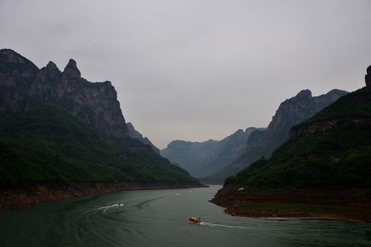 云台山红石峡河道与游船