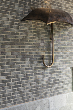 挂在墙上的金属伞