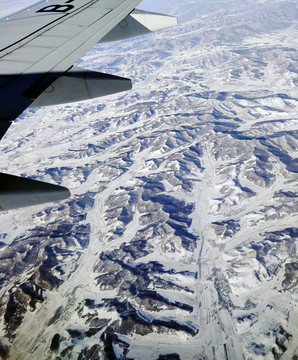 飞机航拍冰雪大地丘陵山区