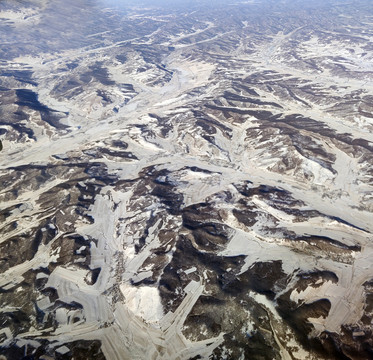 飞机航拍冰雪大地丘陵山区