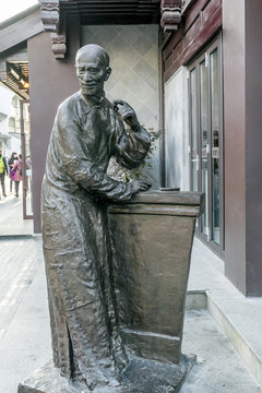 南京街头古代人物雕塑