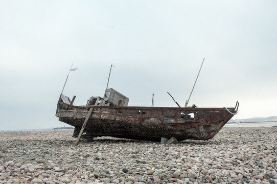 废弃的渔船