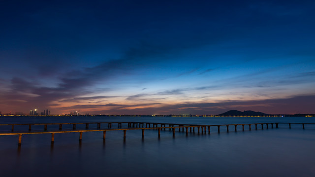 武汉东湖凌波门游泳场的黎明