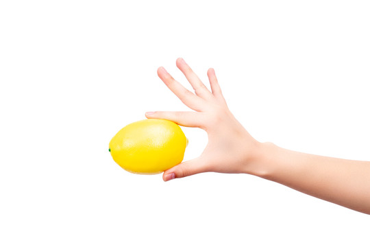 一只手拿着一个黄色的柠檬