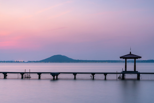 武汉东湖听涛游泳场的朝霞