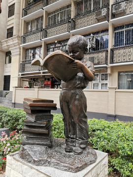 儿童雕像 读书
