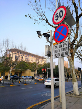 交通指示牌