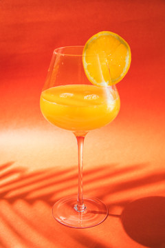 高脚杯中的橙子汁
