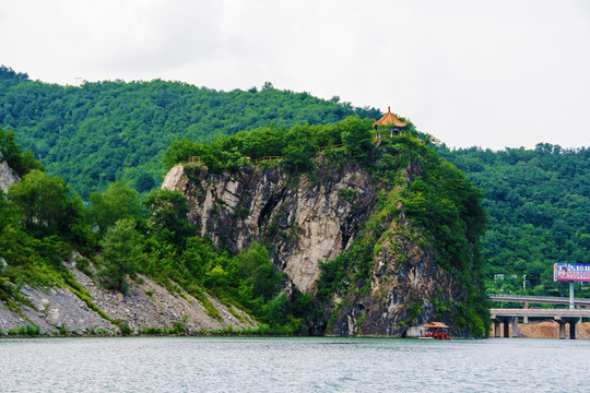 本溪太子河与燕丹亭陡峭山峰