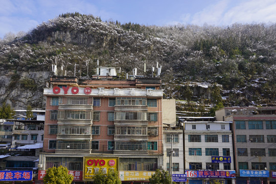 贵州六盘水市城市及雪后的麒麟山