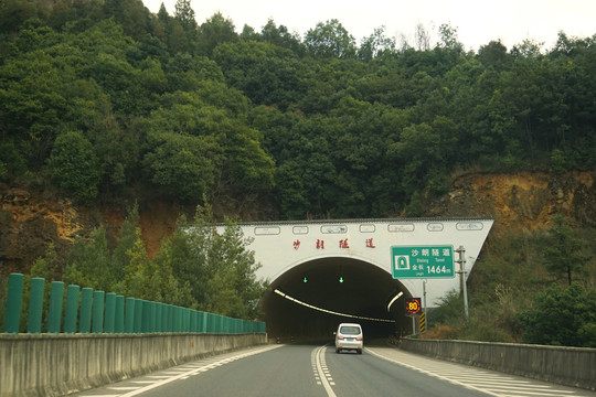 昆明京昆高速沙朗隧道