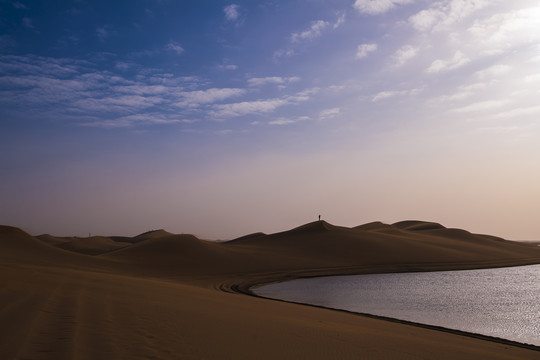 巴丹吉林沙漠之碧水黄沙
