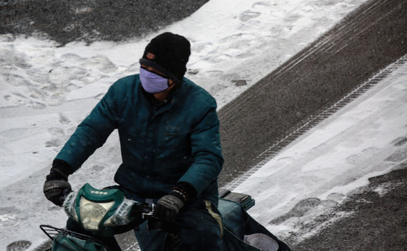 疫情期间风雪中的快递小哥