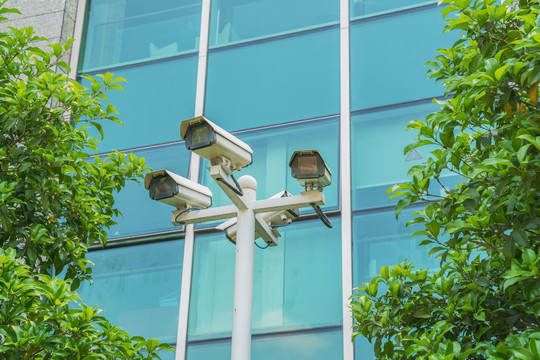 现代城市监控系统的摄像头