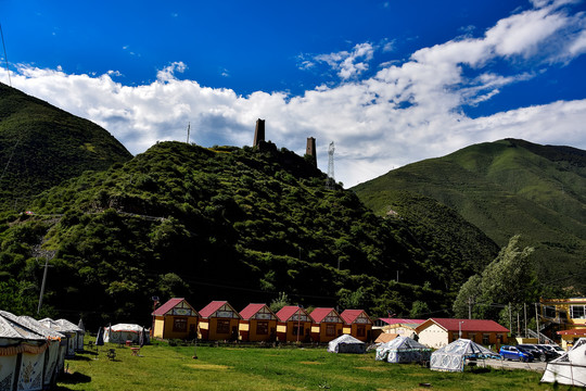 藏族碉楼和新式民居