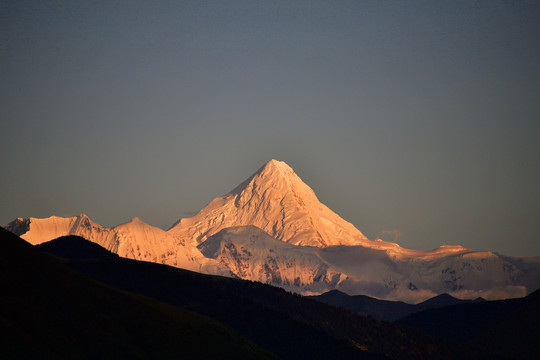 日照贡嘎雪山