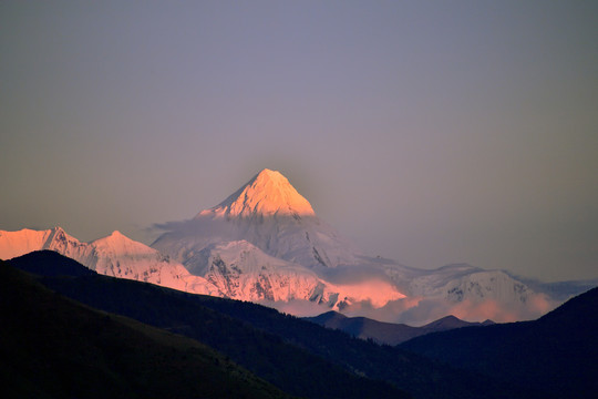 日照贡嘎雪山