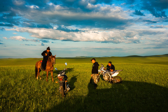草原蒙古人骑马