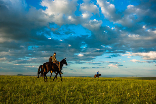 清晨草原骑马的蒙古人