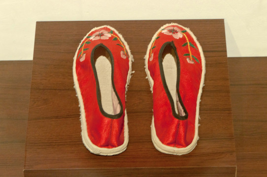 红儿绣花鞋