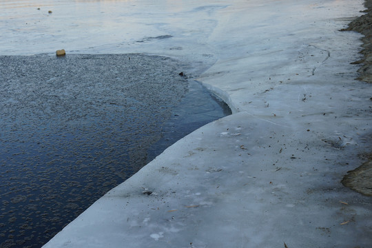 祁连山下的润泉湖公园的冬天
