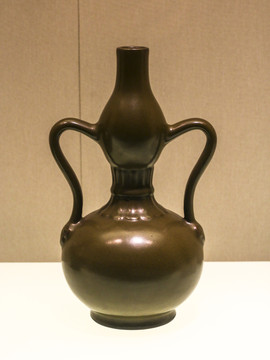 茶叶末釉绶带瓶