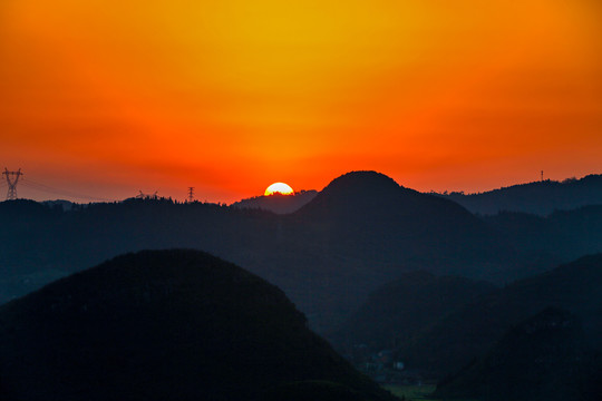 罗平金鸡峰丛油菜花海日出