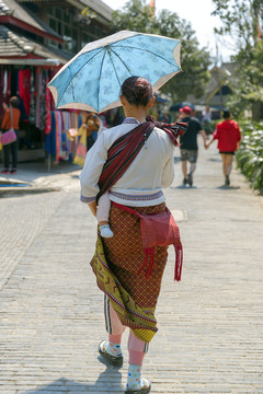 傣族妇女背影
