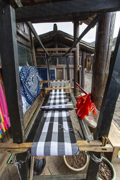 东巴谷摩梭妇女纺织
