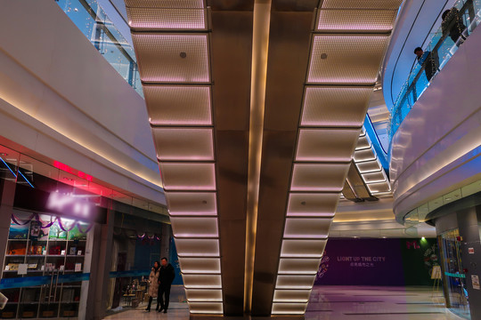 大型商场自动扶梯背面灯光