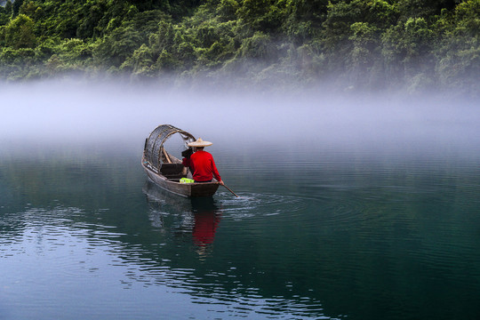 雾中小船