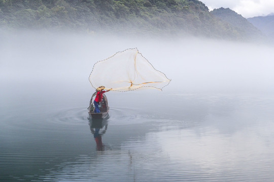 东江湖上打渔人