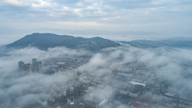 云雾下的小城