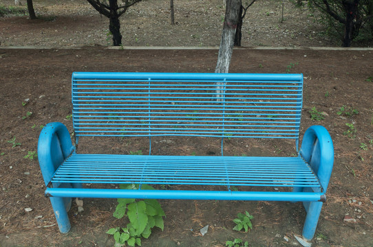 蓝色铁长椅