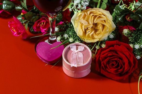 玫瑰花与红酒及礼品盒和心形