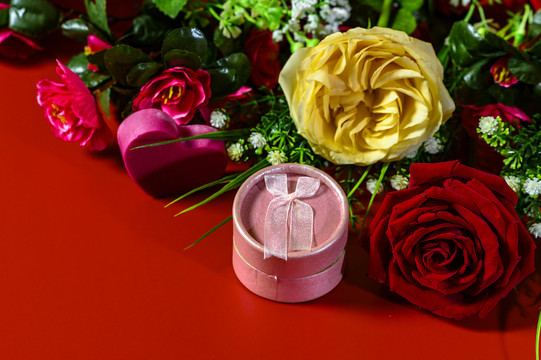 玫瑰花与礼品盒和心形